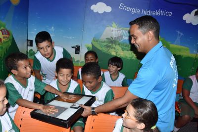 Escola recebe projeto educacional que trabalha o consumo consciente de energia