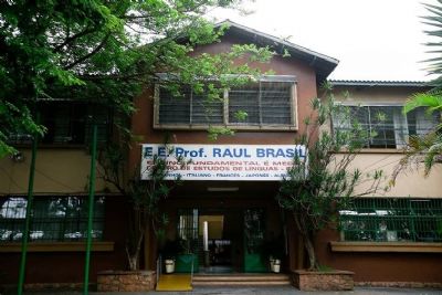 Aps massacre, funcionrios retornam ao colgio Raul Brasil nesta segunda-feira
