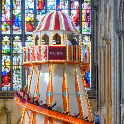 Escorregador de 17 metros de altura  instalado em catedral na Inglaterra