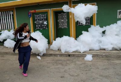 Espuma 'invade' cidade na Colmbia