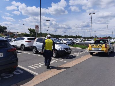 Semob multa 36 motoristas por estacionarem em vagas de idosos e PCDs