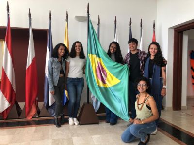 Estudantes da UFMT na Colmbia conseguem recursos para voltar ao Brasil: alvio