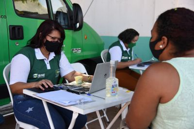 Van 'Sine da Gente' leva balco de emprego ao Parque Cuiab
