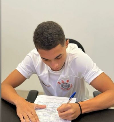Cuiabano Julinho, de 15 anos, assina com o Corinthians e se junta  categoria Sub-17