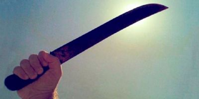 Ex-marido tenta matar mulher e atual com golpes de faco e pauladas