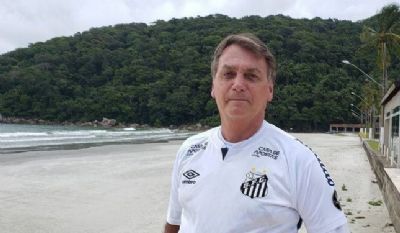 Bolsonaro passeia de jet ski no litoral de SP e fala com apoiadores