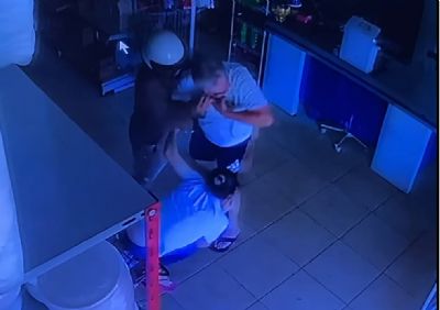 Vdeo | Pai reage a assalto para defender a filha e toma arma de ladro