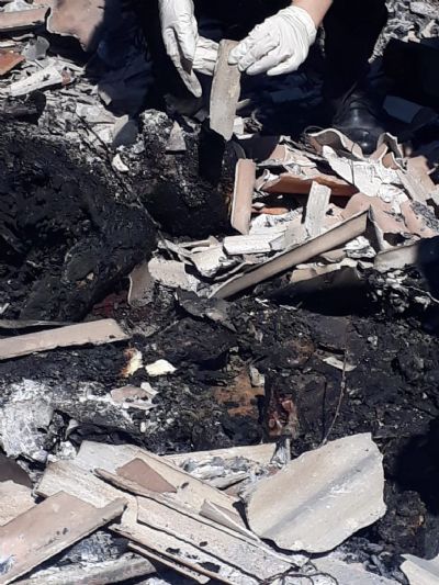 Caseiro morre carbonizado aps incndio atingir barraco em stio