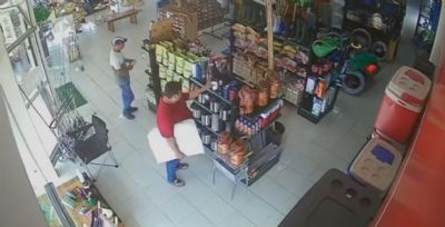 Vdeo | Homem entra em loja, finge ser cliente e furta cinco copos trmicos