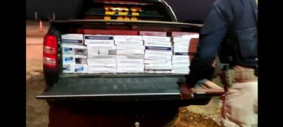 Criminosos abandonam veculo com 10.920 maos de cigarros contrabandeados