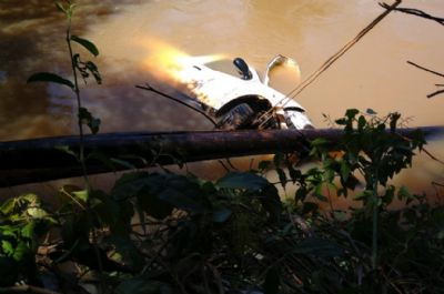 Carro cai em rio e motorista consegue escapar ileso no Norto