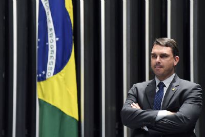 Com nova defesa, Flvio Bolsonaro muda estratgia e quer depor