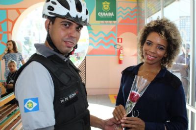 Policiais Militares vo s ruas para entregar rosas