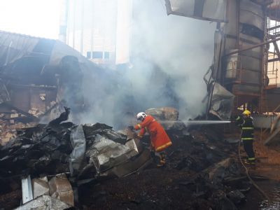 Bombeiros apagam fogo em secador de armazm de Sorriso aps 18 horas de trabalho