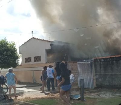 Casa pega fogo em Sinop
