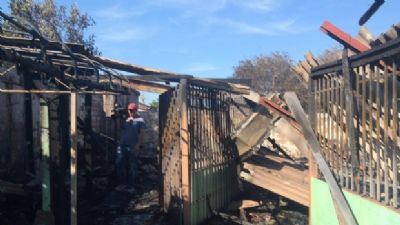 Seis quitinetes e uma casa so incendiadas em Sinop