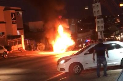 Carro pega fogo horas depois de sair da oficina, em Cuiab; veja vdeo