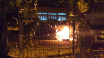 Veculo pega fogo no estacionamento da UFMT; veja vdeo