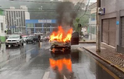 Vdeo - Pickup pega fogo e assusta motoristas em avenida de Cuiab