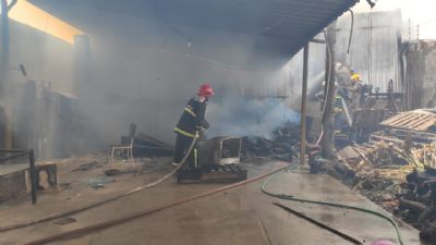 Incndio atinge fornecedora de alimentos prximo a Shopping de VG
