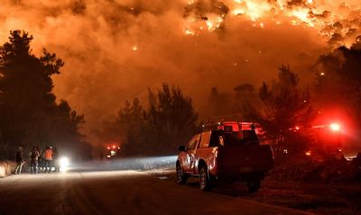 Centenas de bombeiros combatem incndio florestal na Grcia