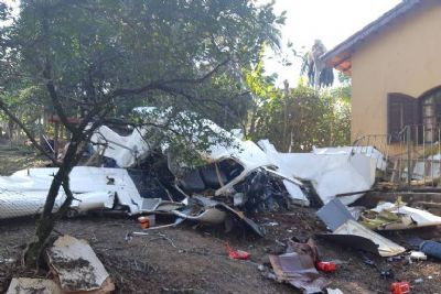 Avio de pequeno porte cai em quintal de casa e mata dois em SP