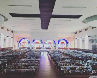 'Encher a igreja de quem est em casa': frei coloca imagens de fiis para manter oraes