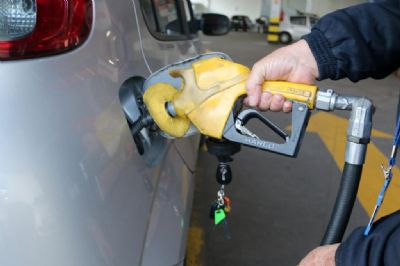 Gasolina cai 0,4% em fevereiro ante janeiro, mas sobe 33,28% em 1 ano
