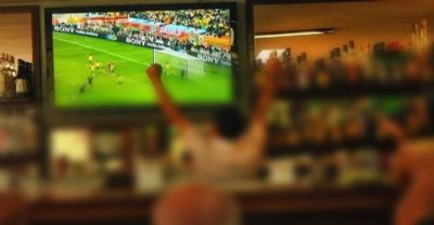 Investigador de polcia ameaa torcedor por comemorar gol em restaurante de Cuiab	