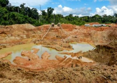 Bolsonaro assina projeto de garimpo em terra indgena