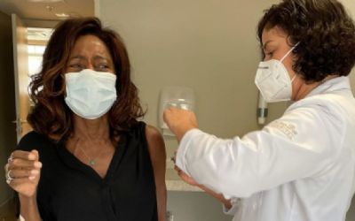 Gloria Maria recebe segunda dose da vacina contra covid-19