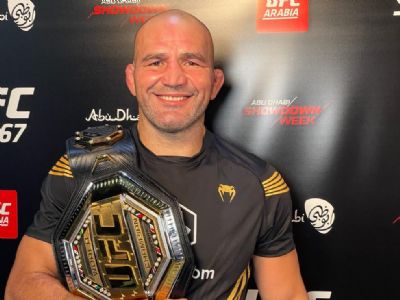 Aos 42 anos, Glover Teixeira celebra 1 ttulo no UFC: 'Sonho de 20 anos'