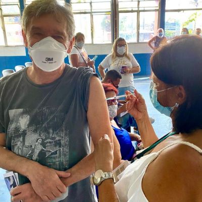 Serginho Groisman recebe vacina contra Covid-19: 'Respiro de alvio'