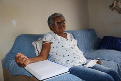 Aos 71 anos, idosa realiza sonho de cursar faculdade de Servio Social