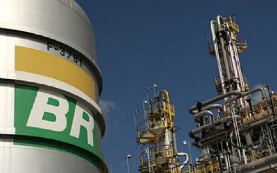 Petrobras anuncia quedas de 4% para preo da gasolina e de 5% para o diesel