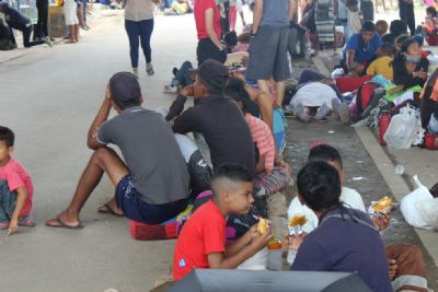 Venezuelanos que tentam migrar para o Brasil passam fome em Roraima