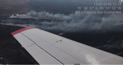 Bombeiros e brigadistas combatem incndio no Parque Nacional de Chapada dos Guimares