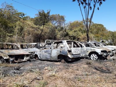 ​Incndio destri 11 carros no ptio de delegacia em Cuiab