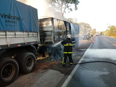Caminho carregado com cimento pega fogo em rodovia