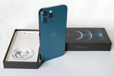 Apple  condenada a pagar indenizao por vender iPhone sem carregador