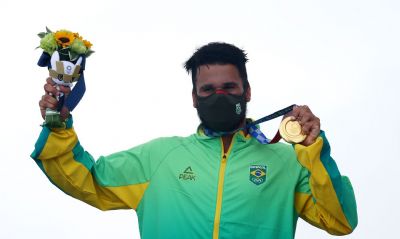 Brasil ganha ouro no surfe e bronze na natao