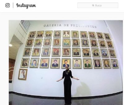 Orgulhosa, Janana posta foto em frente  galeria de presidentes da Assembleia
