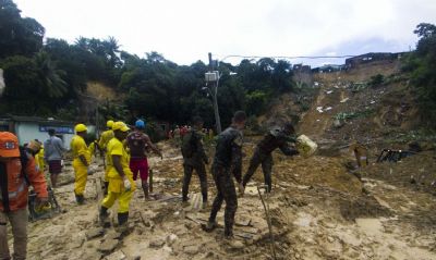 Chega a 100 o nmero de mortes devido s chuvas em Pernambuco
