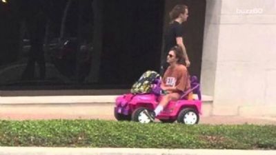 Depois de perder a carteira de motorista, estudante vai para faculdade usando Jeep da Barbie