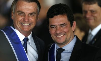 No cabe a Moro deciso sobre destruir ou no mensagens, diz Bolsonaro