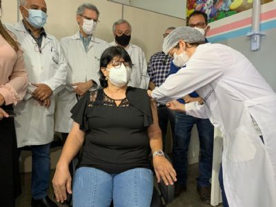 Enfermeira de 62 anos  a primeira vacinada em VG e clama: 'vacinem, pois a doena  desumana'