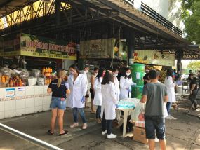 Acadmicos de Biomedicina entregam kits de higiene no Mercado do Porto