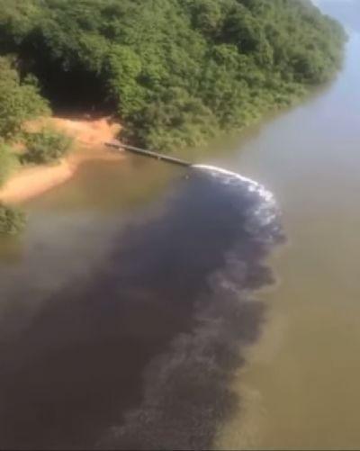 Vdeo | Vazamento de lquido preto no Rio Cuiab ser investigado