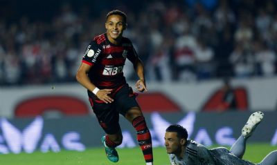 Flamengo bate So Paulo fora de casa e dorme no 3 lugar do Brasileiro