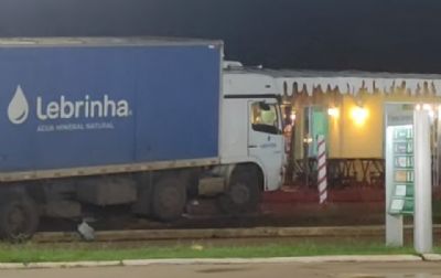 Motorista embriagado perde controle e bate caminho na Vila do Chocolate